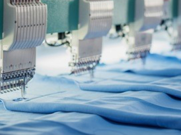 <p>源源不(bù)斷的(de)國(guó)外(wài)訂單如(rú)雪(xuě)片飛(fēi)來(lái)，忙碌的(de)時(shí)候，服裝廠(chǎng)裡(lǐ)的(de)工(gōng)&dollar;人(rén)京倉需要(yào)日(rì)夜趕進度</p>
