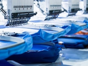 <p>源源不(bù)斷的(de)國(guó)外(wài)訂單如(rú)雪(xuě)片飛(fēi)來(lái)，忙碌的(de)時(shí)候，服裝廠(chǎng)裡(l&reg;ǐ)的(de)工(gōng)人(rén)京倉需要(yào)日(rì)夜趕進度</p>
